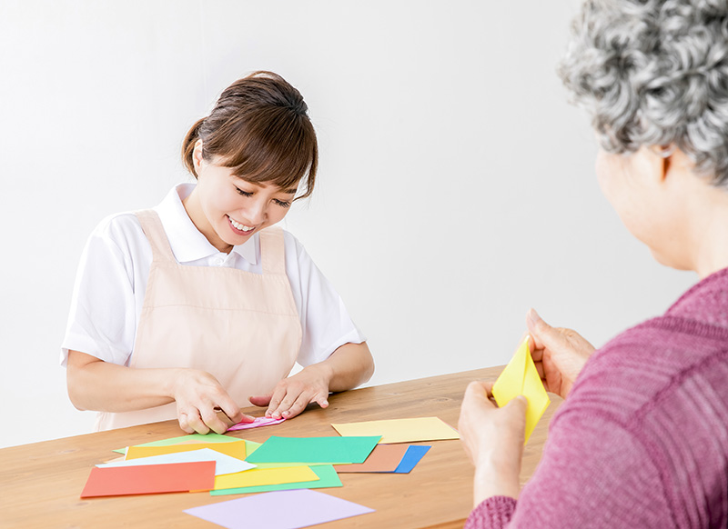 女性の介護スタッフ